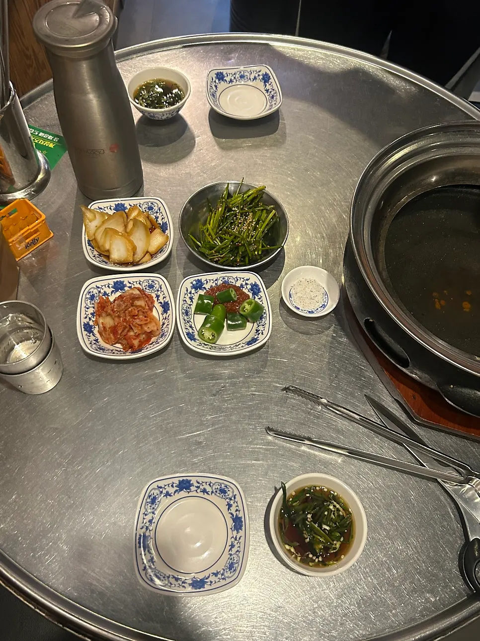원형 테이블과 사각 테이블이 배치된 매장 내부