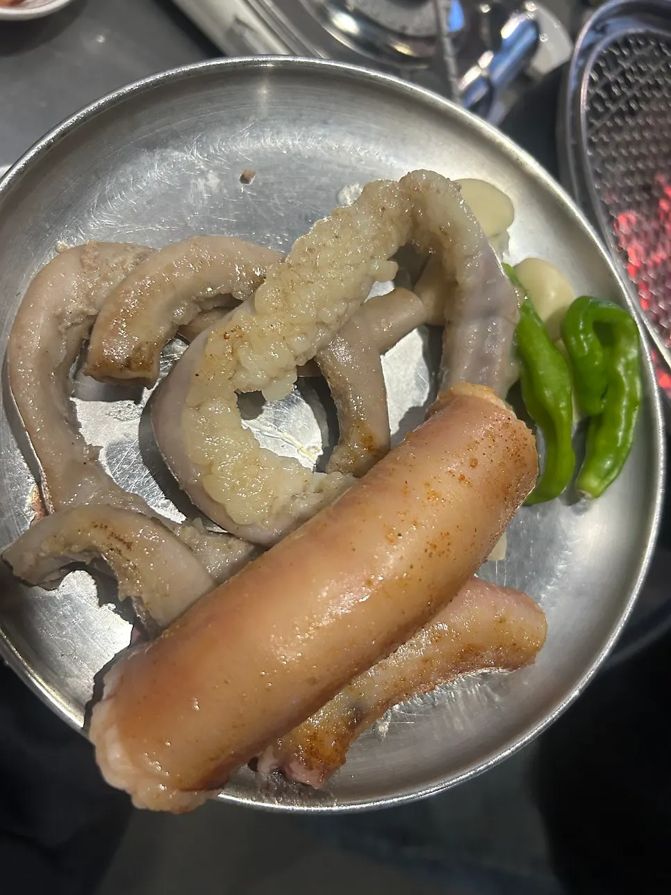 기본 반찬으로 나온 부추무침과 양파절임