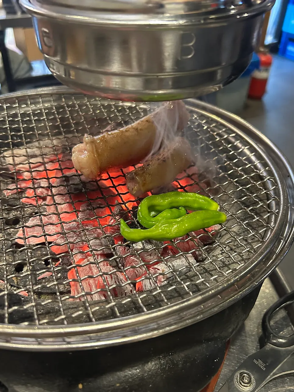 직원이 숯불 위에서 구워주는 초벌 곱창과 대창