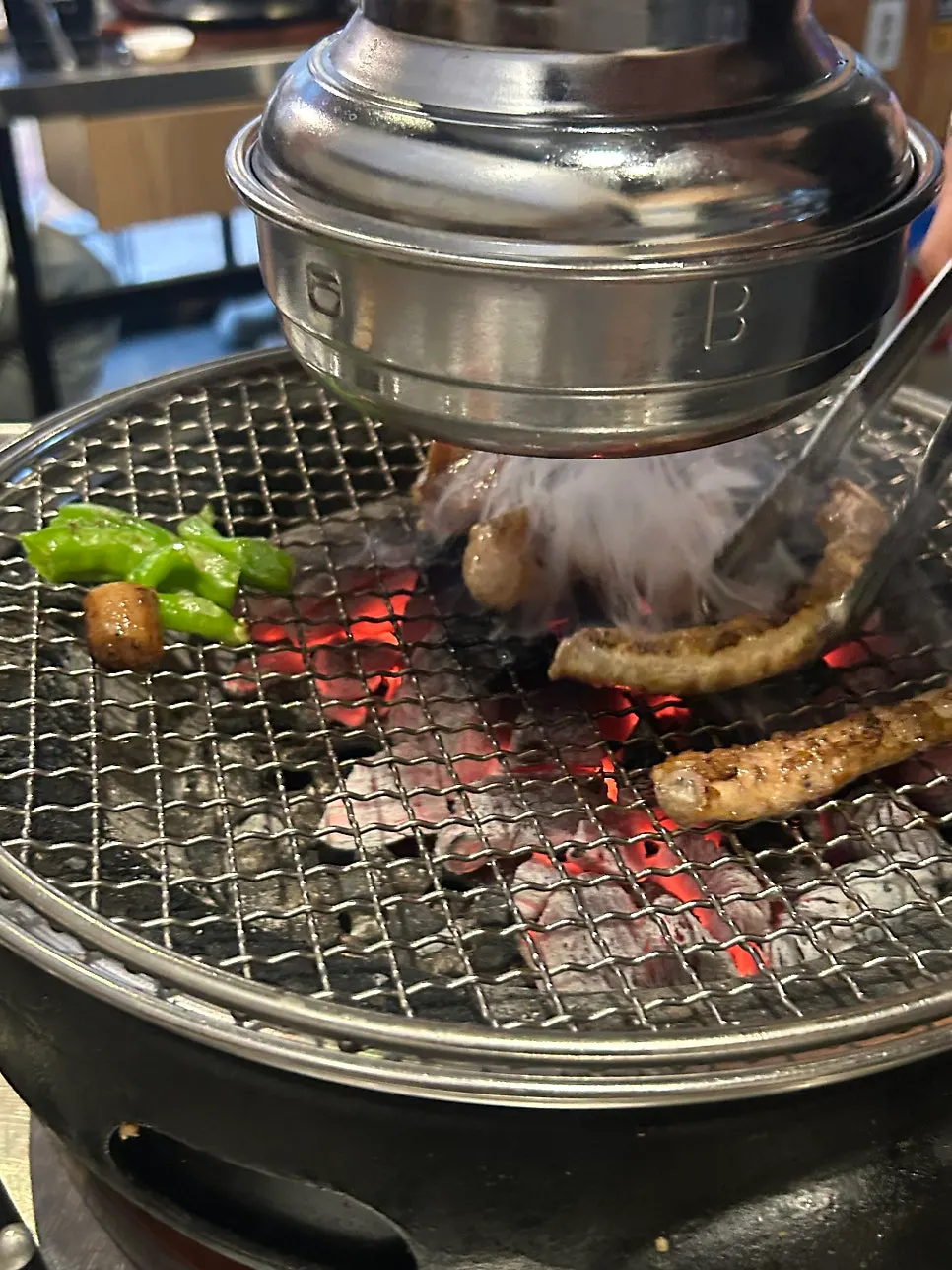 숯불 불판에서 익어가는 곱창