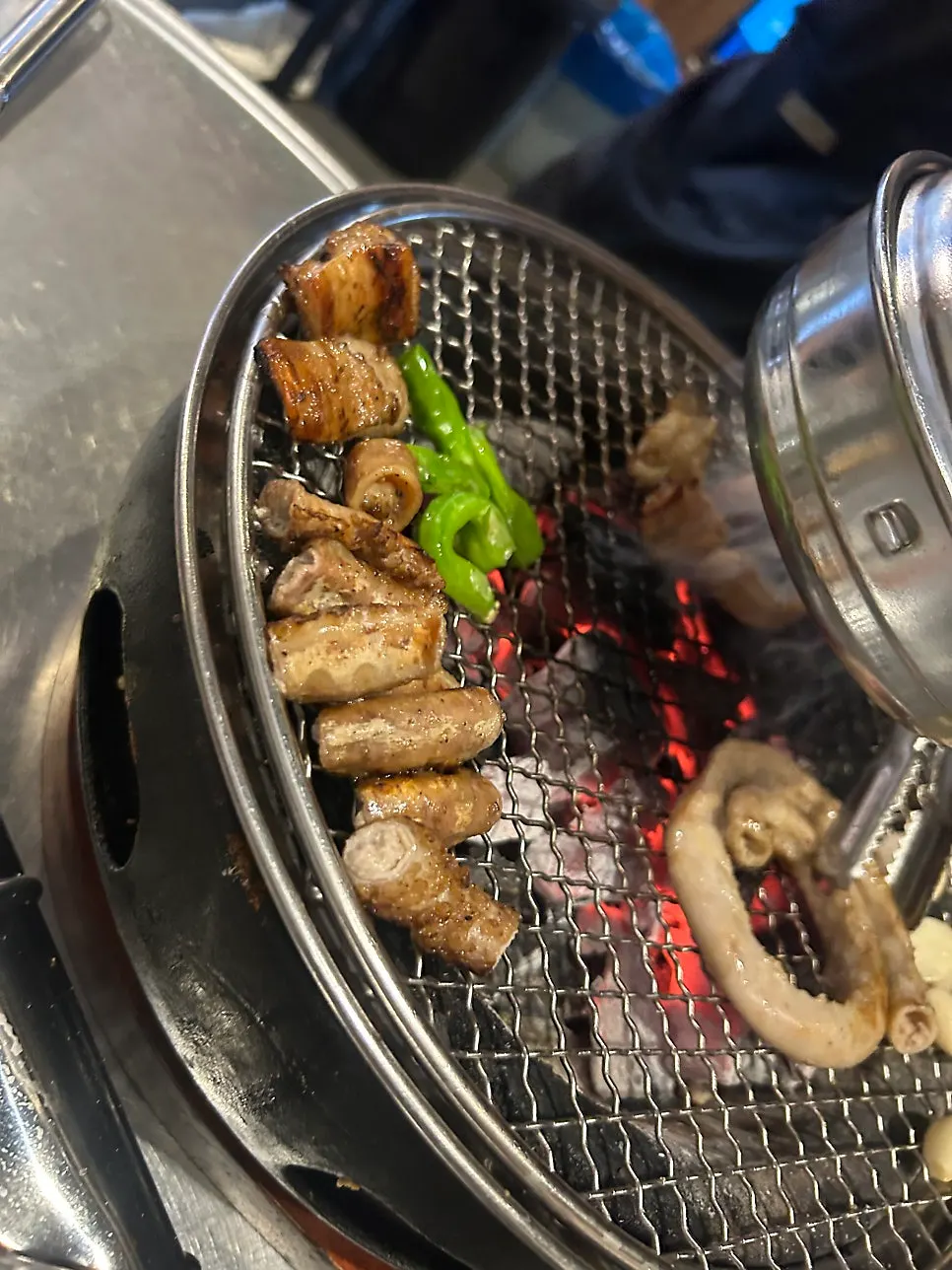 한쪽에 정리된 다 익은 곱창과 대창