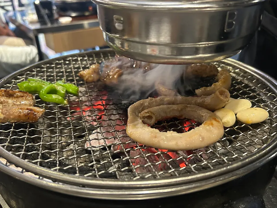 꽈리고추와 함께 놓인 숯불 구이