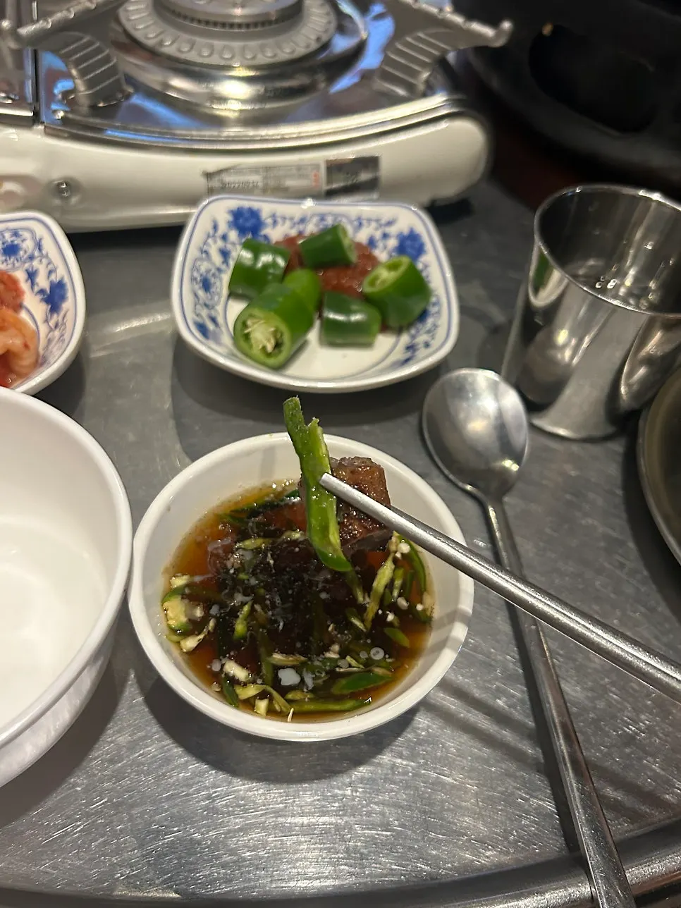 숯불에 구워진 곱창구이 한 점