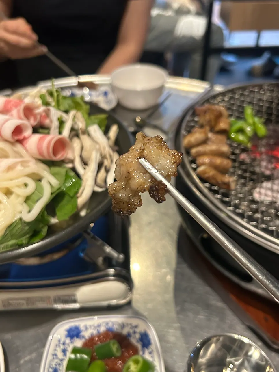 노릇하게 구워진 곱창 클로즈업