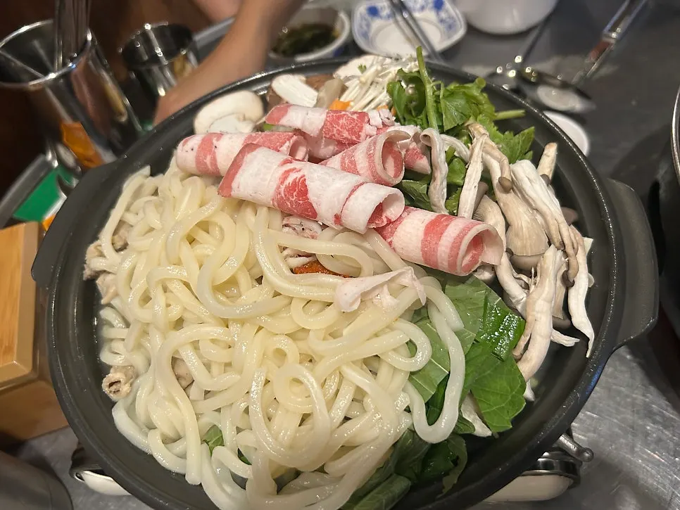 양파절임과 함께 먹는 대창구이 상차림