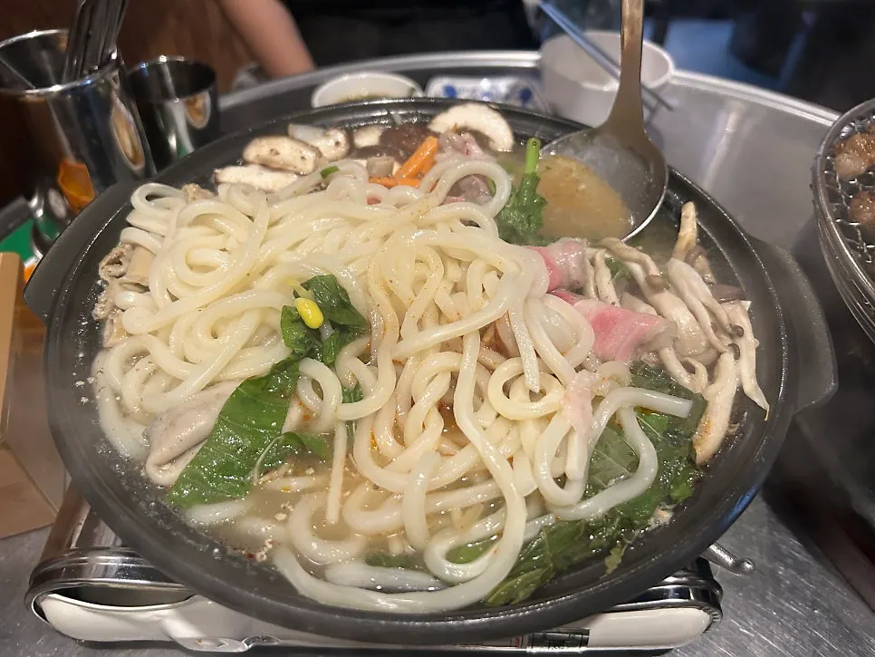 곱창구이와 곱창전골을 함께 차린 테이블