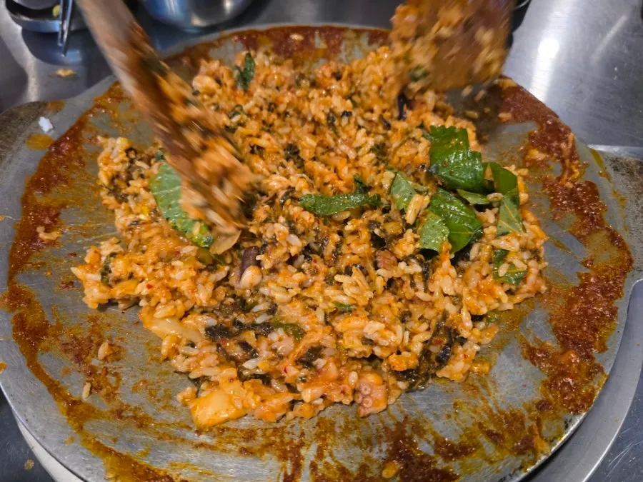 철판 위에 올려진 마늘 토핑 쭈꾸미
