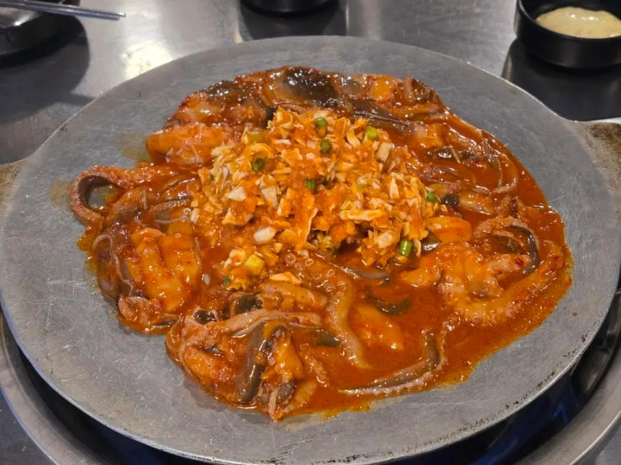 마늘 토핑이 푸짐하게 올라간 철판쭈꾸미