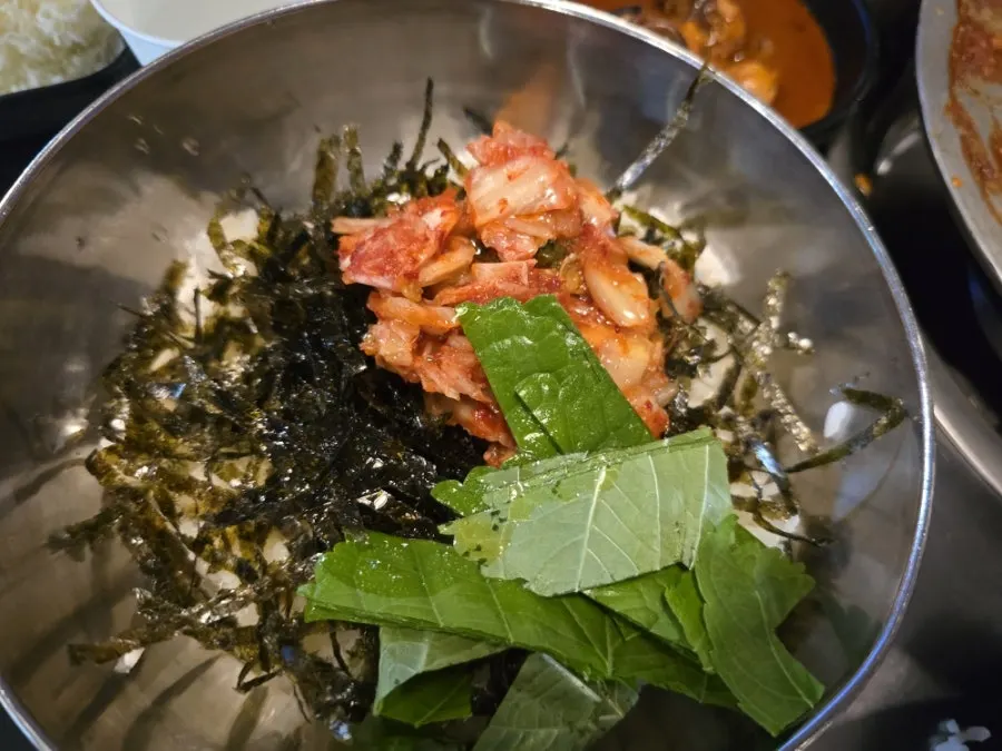 날치알과 치즈를 올린 쭈꾸미 볶음밥
