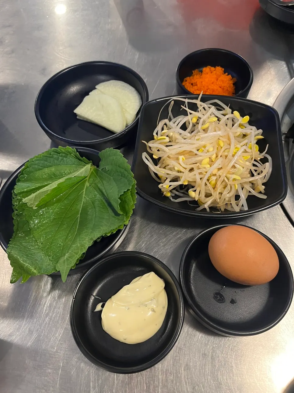 쌈무 깻잎 콩나물 날치알 삶은 계란 기본 반찬