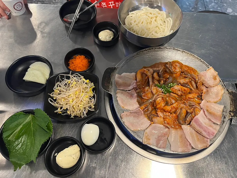 주문 3분 만에 차려진 철판 쭈꾸미 상차림