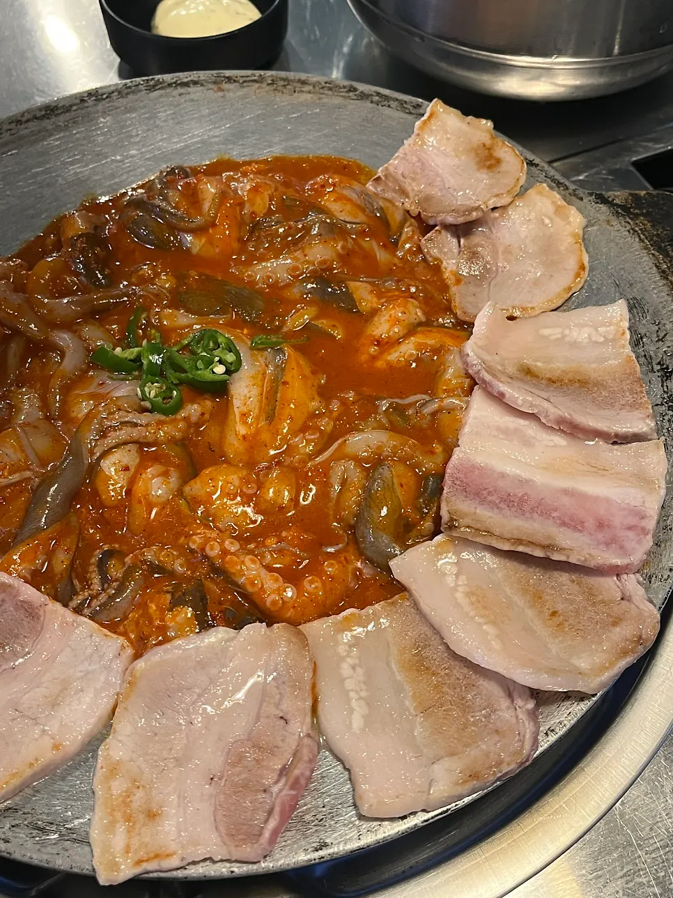 철판 위 매콤한 양념 쭈꾸미와 삼겹살