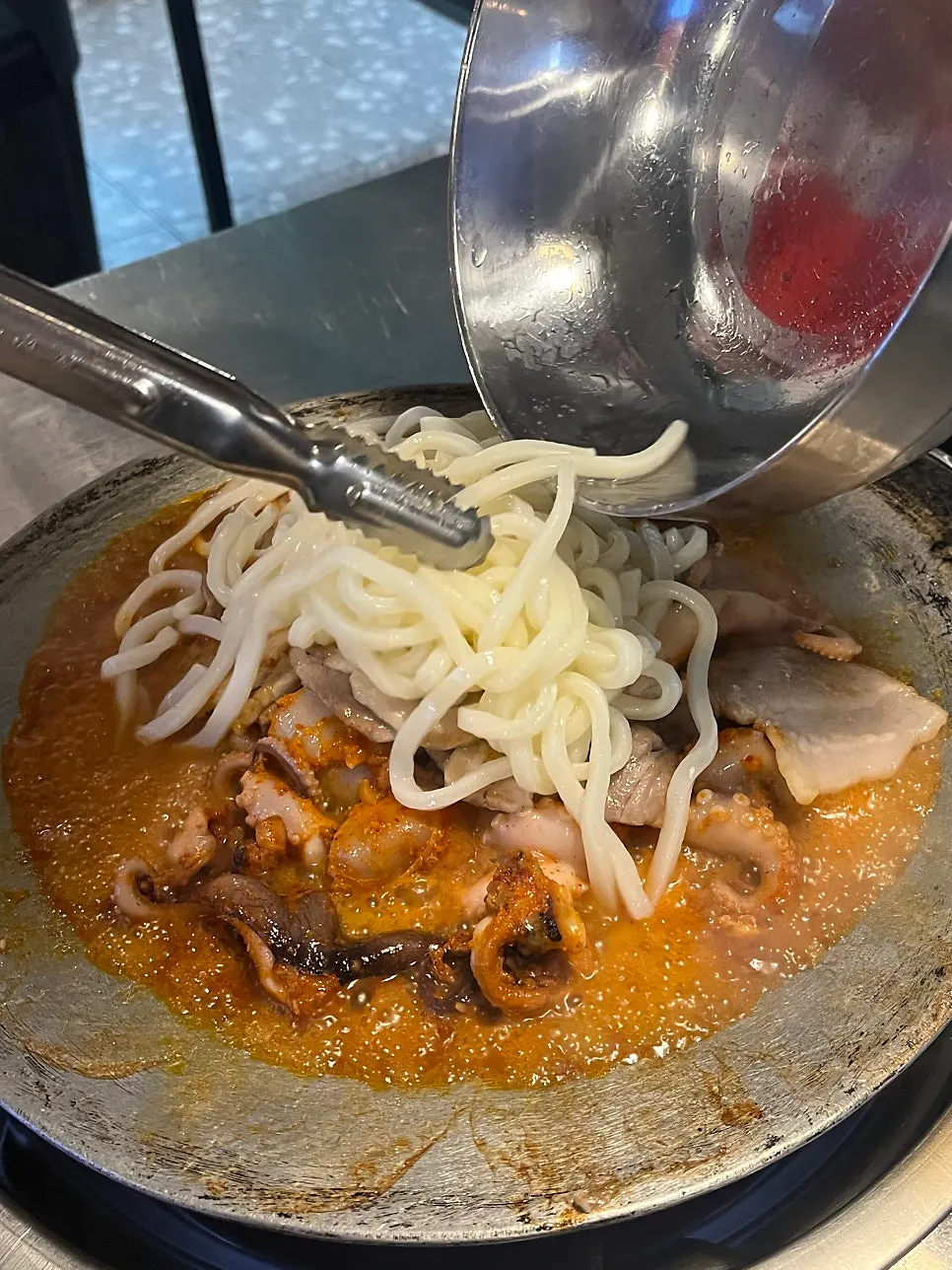 철판에 올린 우동사리