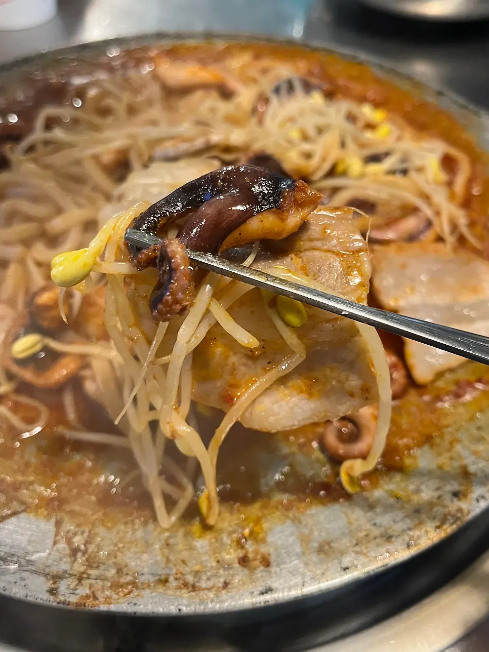 콩나물과 삼겹살을 함께 싼 쌈