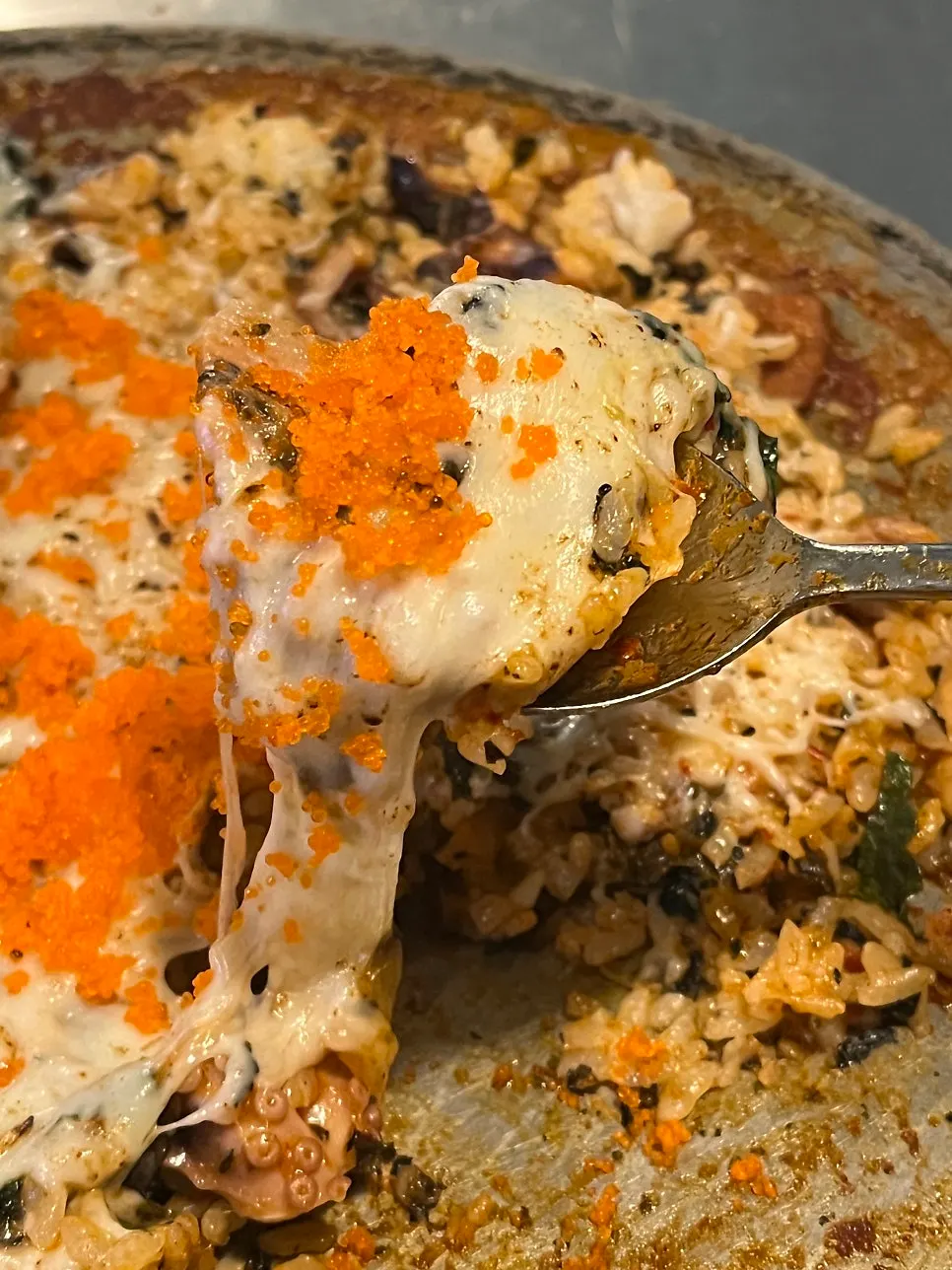 토치로 녹인 치즈 볶음밥