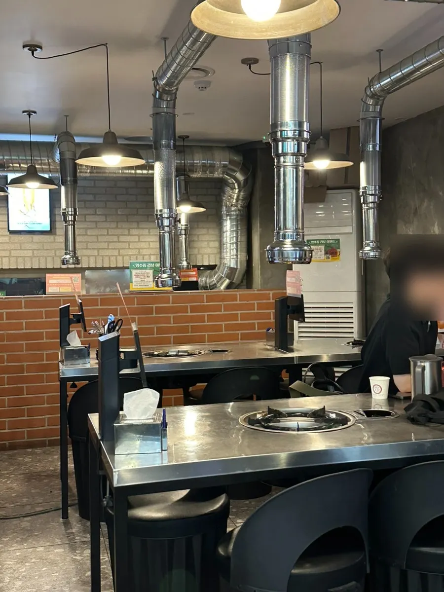 Table seating at Isu Jjukkumi West Yeouido Branch