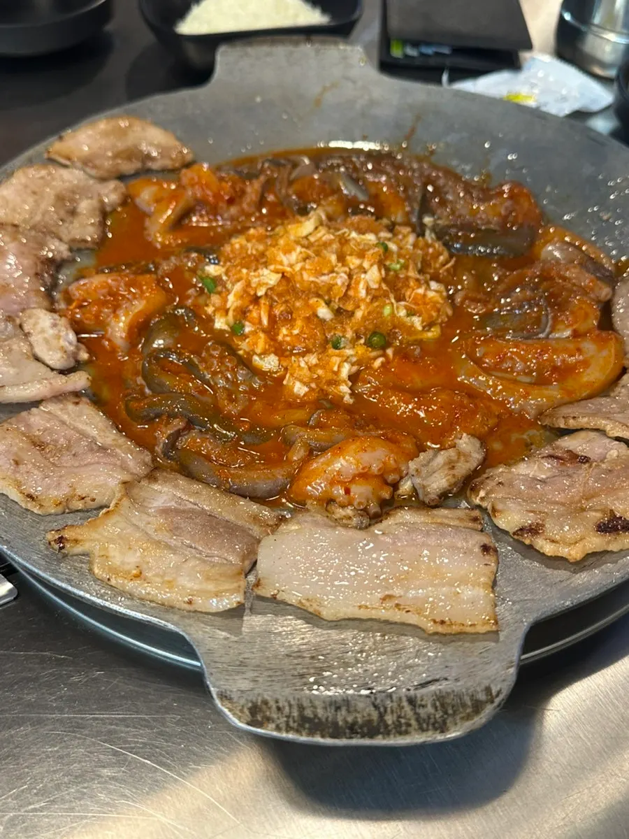 Hot plate piled with garlic for the garlic bomb jjukkumi with pork belly