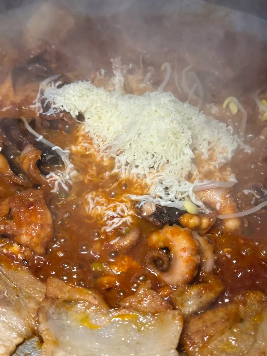 Hot-plate jjukkumi with bean sprouts added