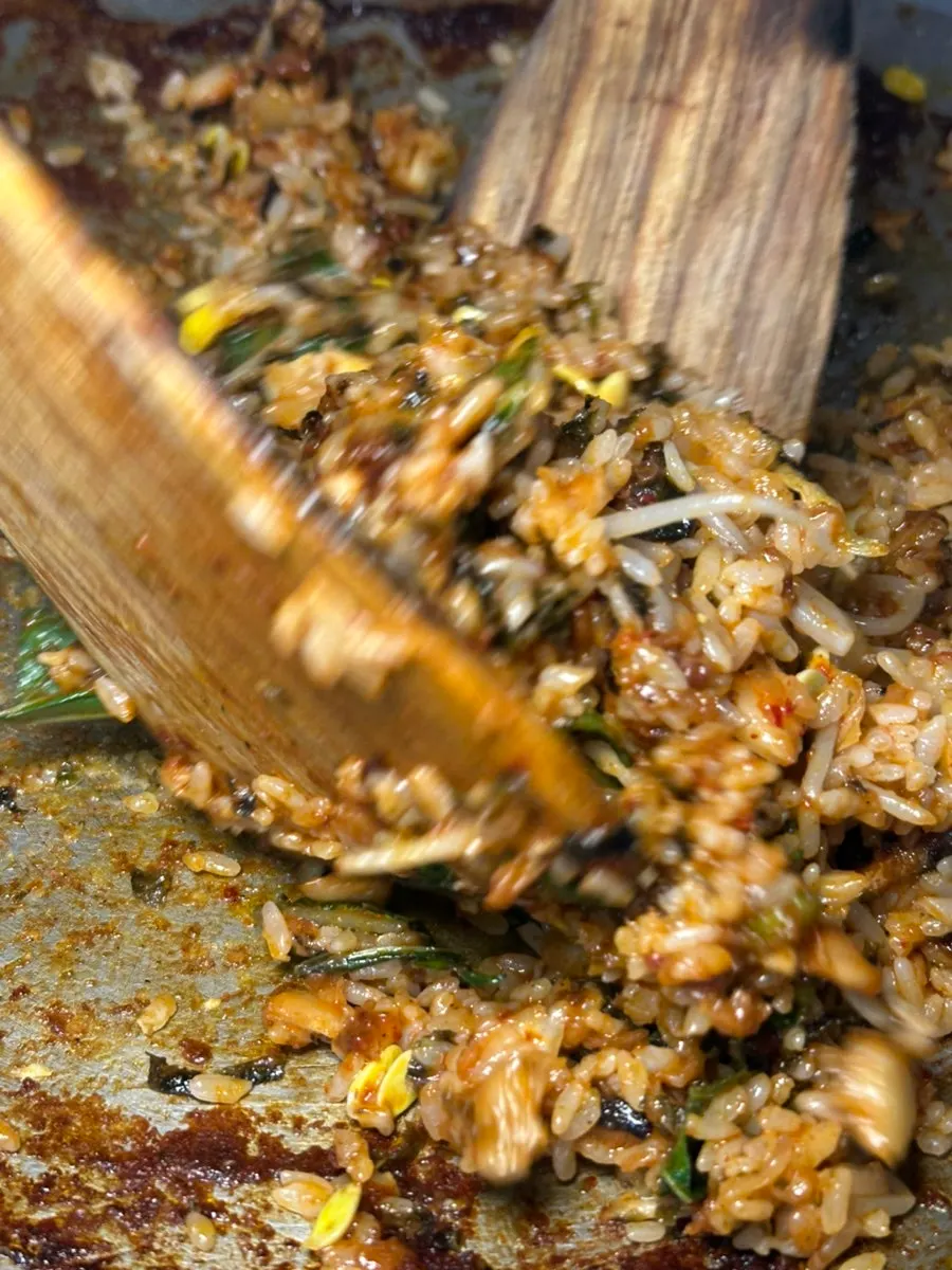 Mixing fried rice on the hot plate