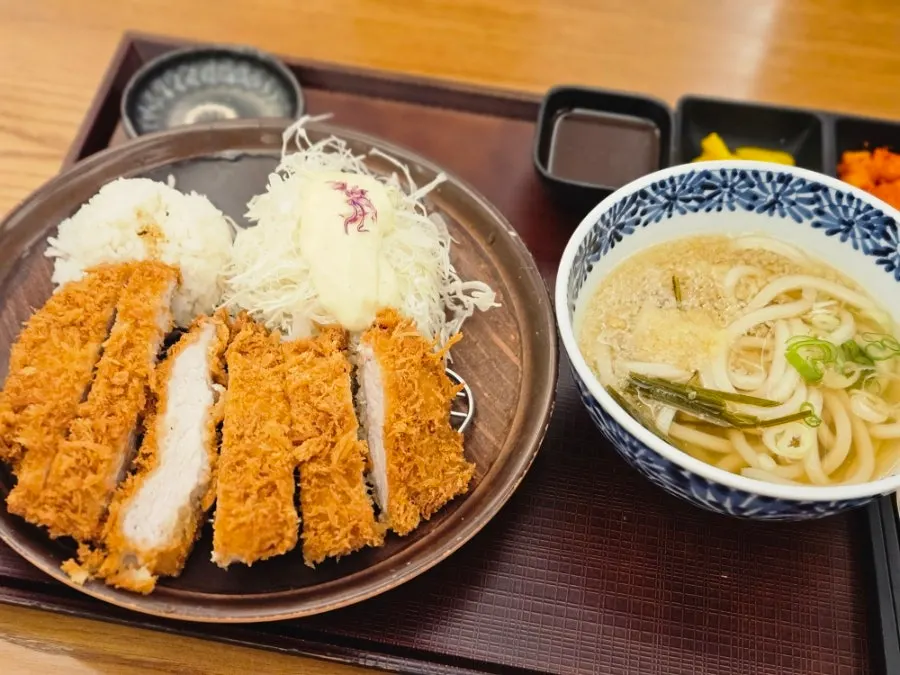 한 상 가득 차려진 우동과 돈카츠 상차림