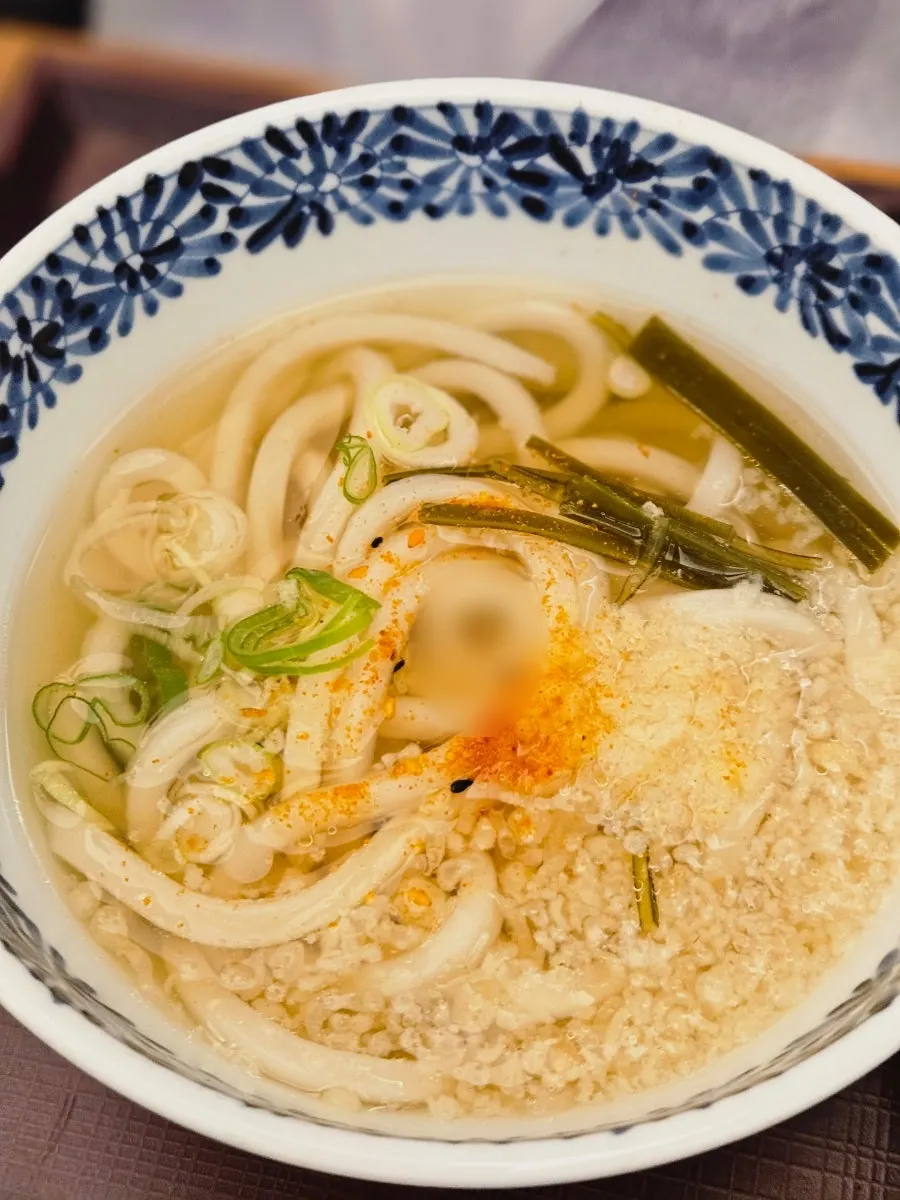 돈카츠소스에 찍은 돈카츠 한 조각