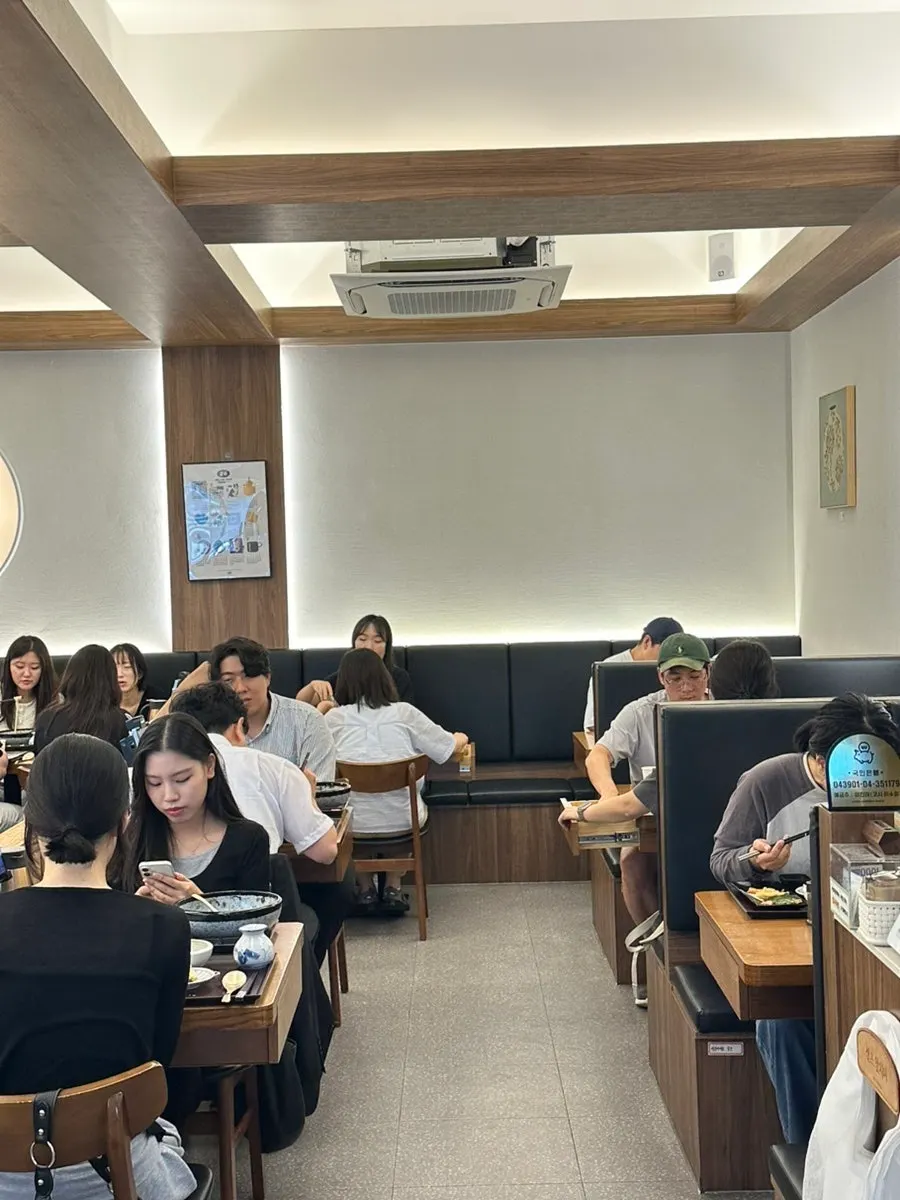 매장 앞 대기와 대기 의자 문맥 사진