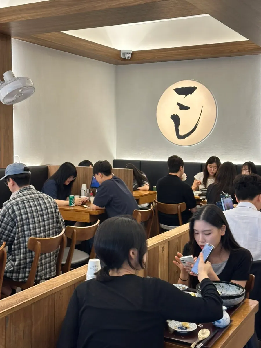 매장 앞 대기와 대기 의자 문맥 사진