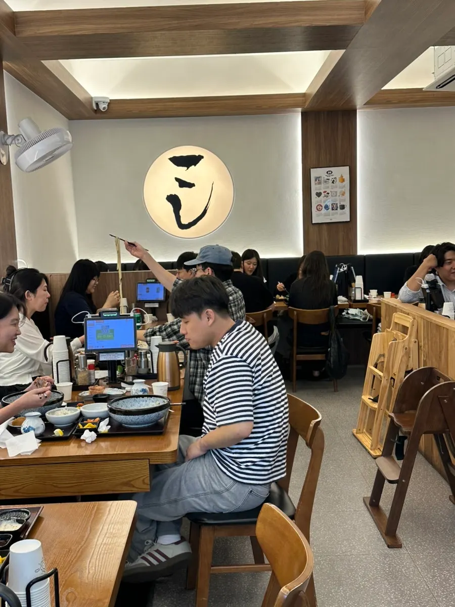 매장 앞 대기와 대기 의자 문맥 사진