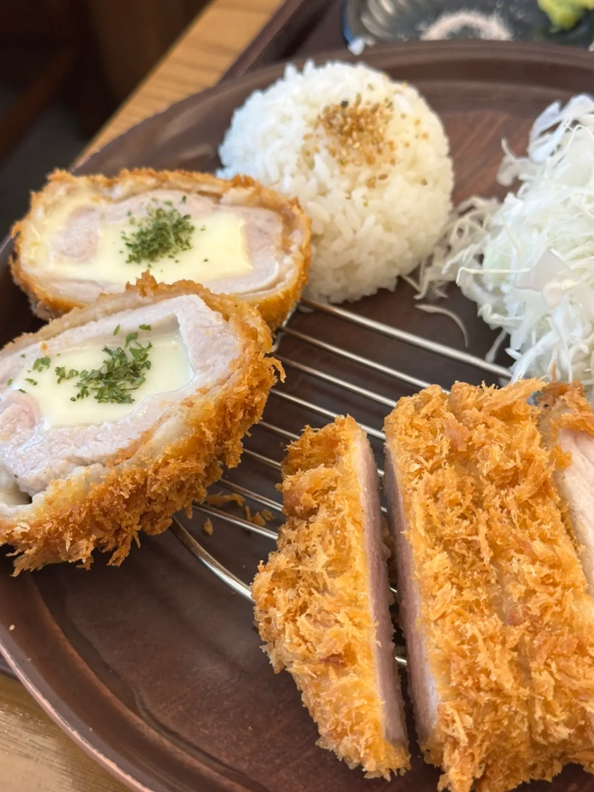 자가제면 우동 면발과 반반돈카츠 문맥 사진