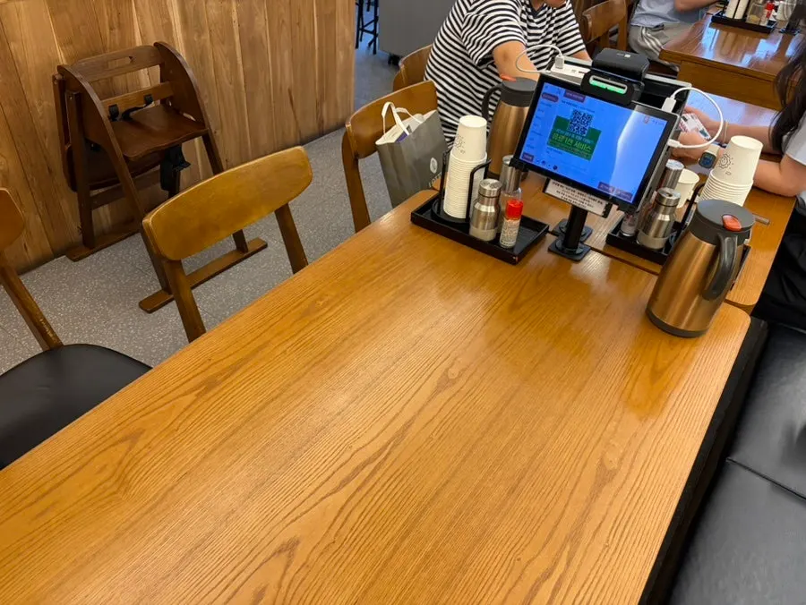 코시 이수점 앞 웨이팅 대기 공간