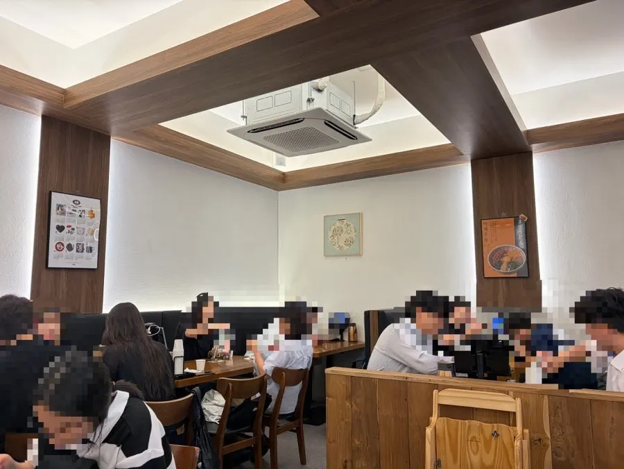 코시 이수점 앞 웨이팅 대기 공간