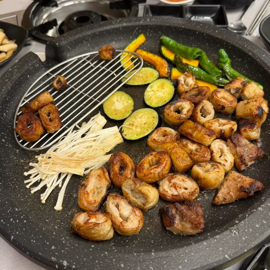 Pre-grilled pork and beef makchang set on the table