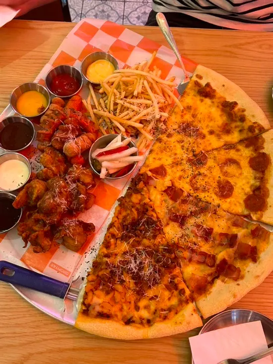 Signature Raymond Set with a variety of menu items