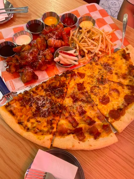 Raymond Set with pizza and sides
