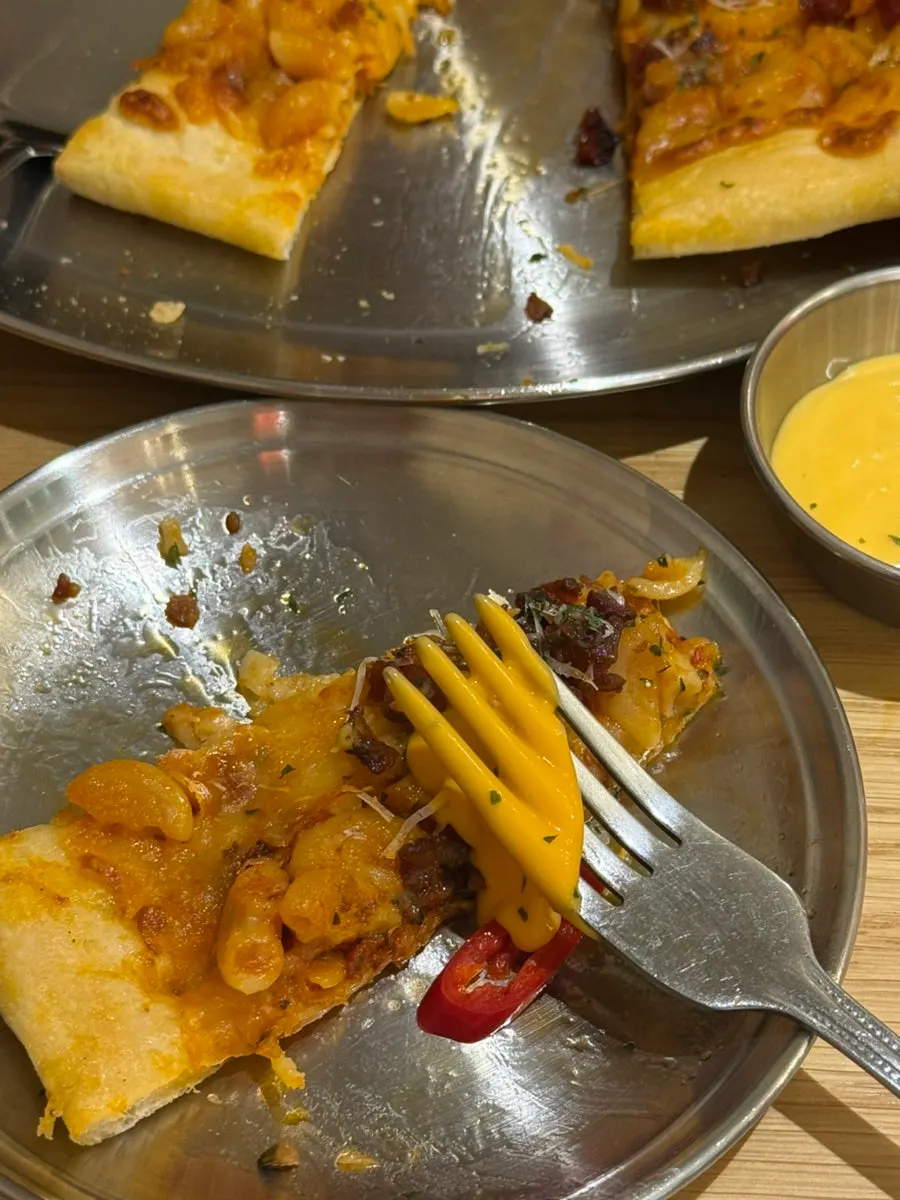 뜨거운 치즈소스와 나초