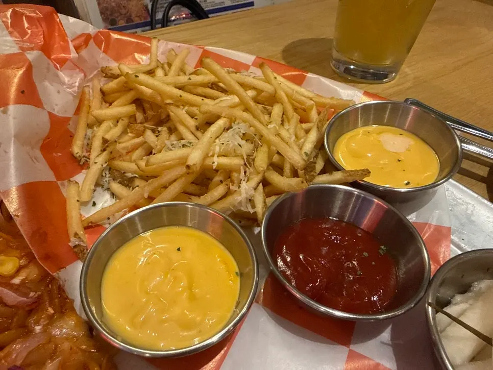 Standard sauce set with ketchup, pickles, and garlic dipping sauce