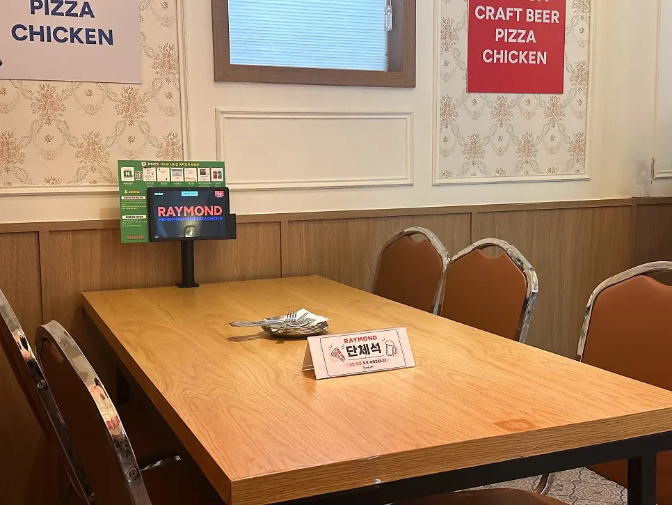 Spacious group seating good for meetups