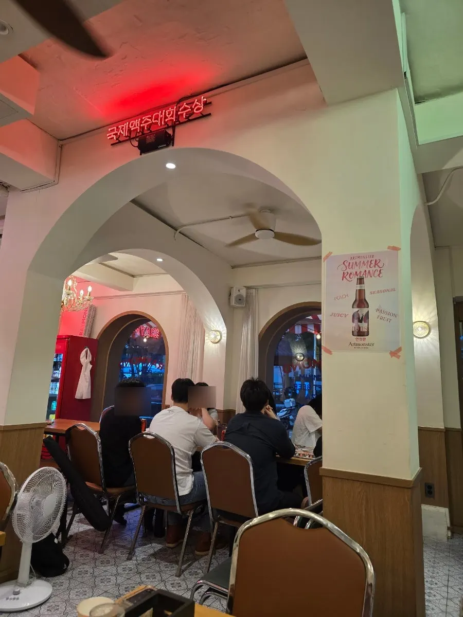Inside Raymond Pizza