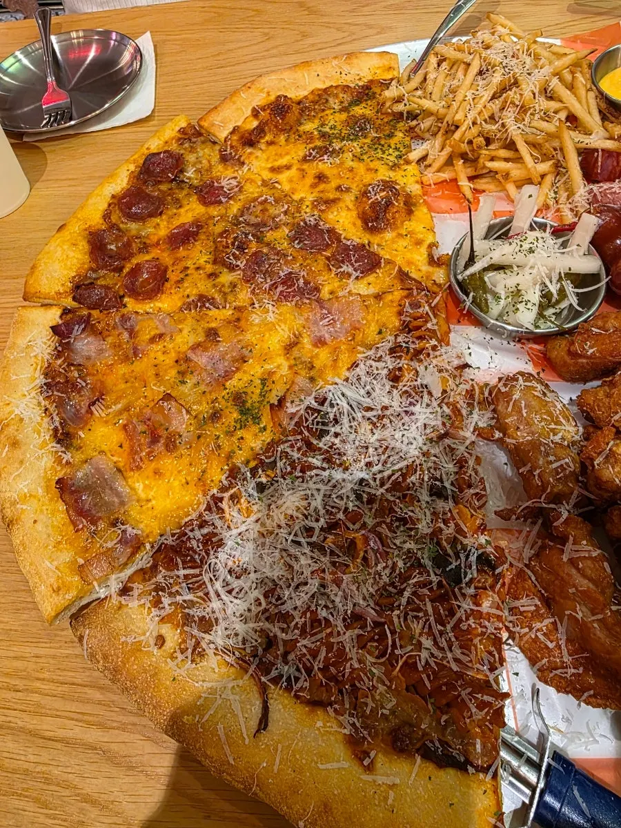 American-style pizza set components