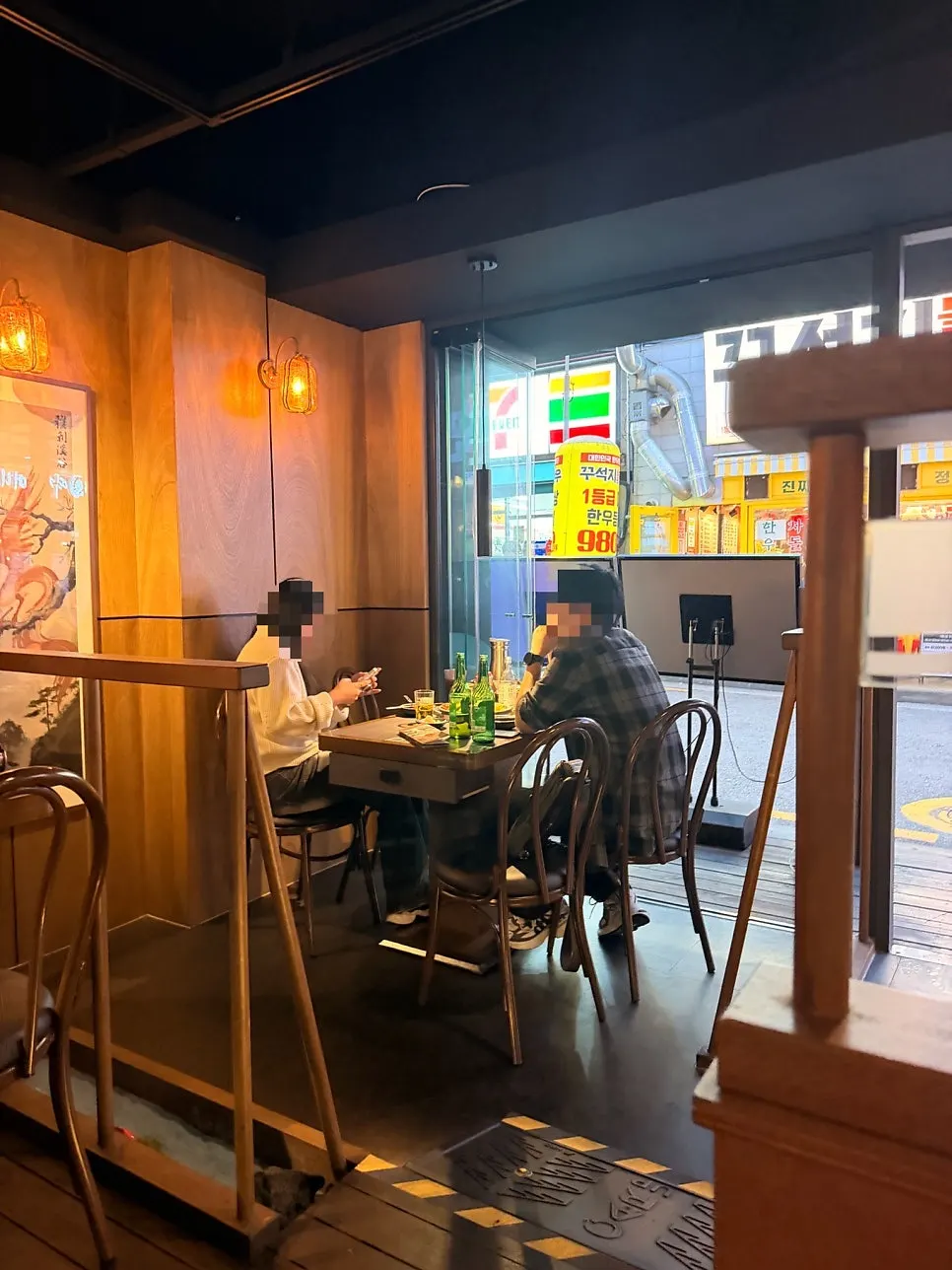 전통 담금주로 꾸민 아리계곡 벽면