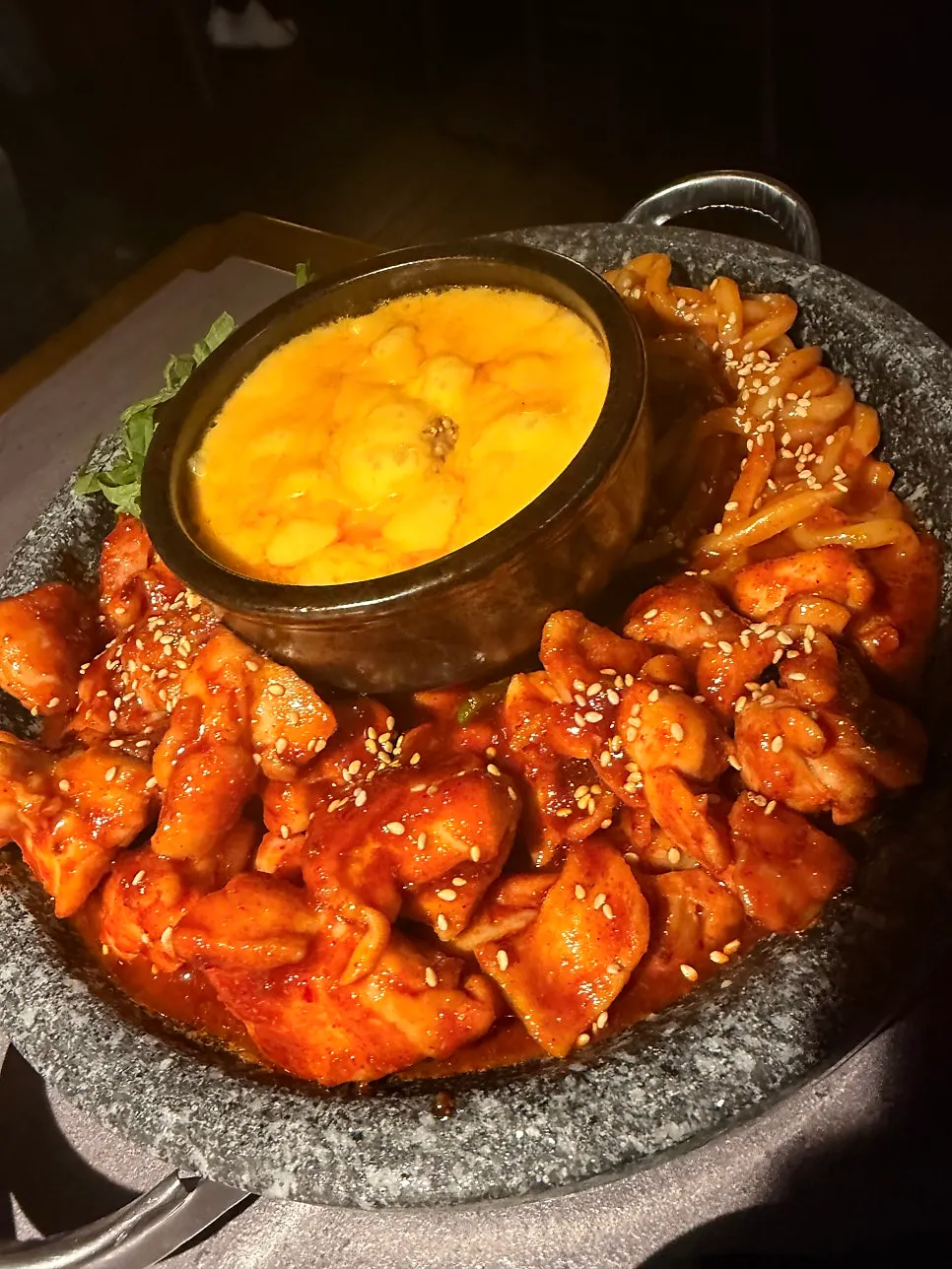 치즈가 듬뿍 올라간 뚝배기 치즈불닭