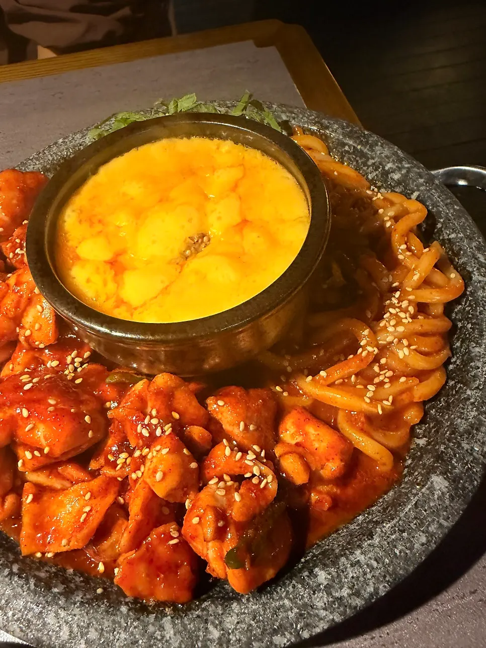 우동 면이 들어간 뚝배기 치즈불닭