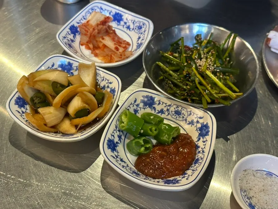 김치와 양파장아치, 부추무침 기본 반찬