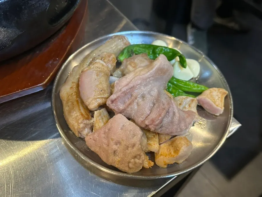 기본 반찬이 깔린 테이블