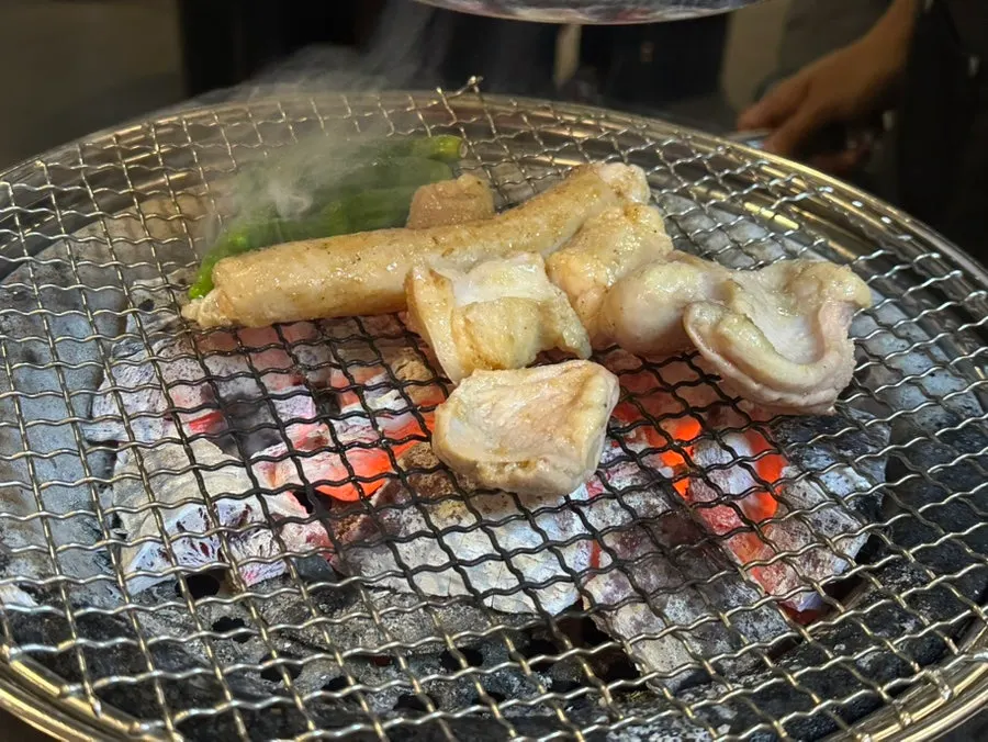 불 붙은 참숯 화로와 완성된 한상