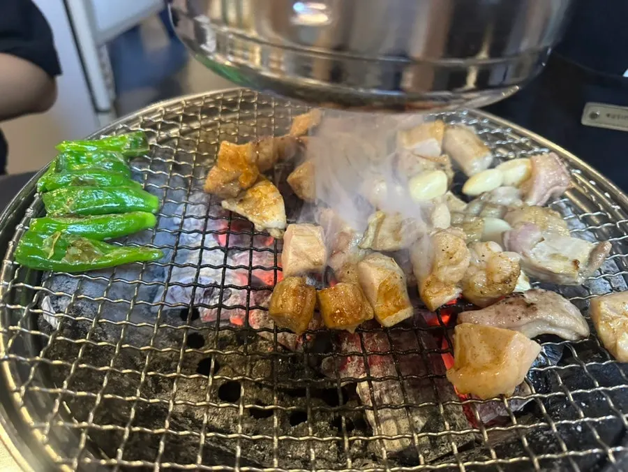 참숯 위에서 구워지는 양과 대창