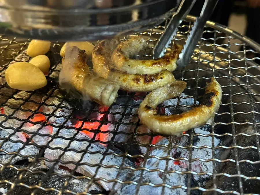 추가 주문한 곱창 2인분 굽는 모습