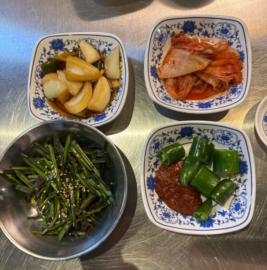 백호양대창 기본찬과 매콤한 참소스