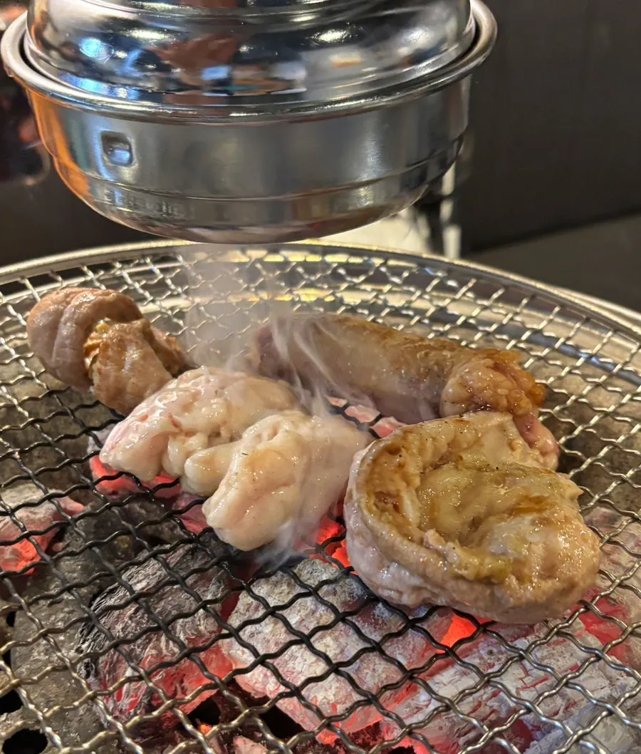 직원이 초벌 고기를 구워주는 모습