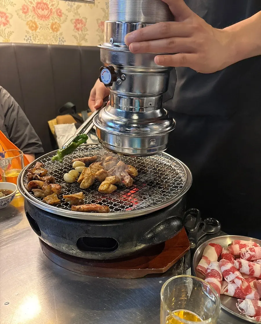 참숯 불판 위 모둠구이 굽는 장면